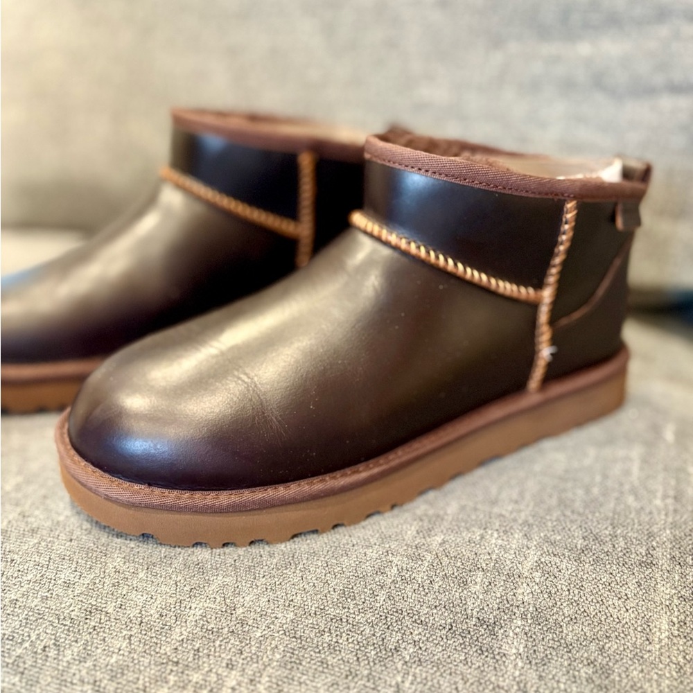 BRAND NEW!! Women’s classic ultra mini LTHR Regen - size 8